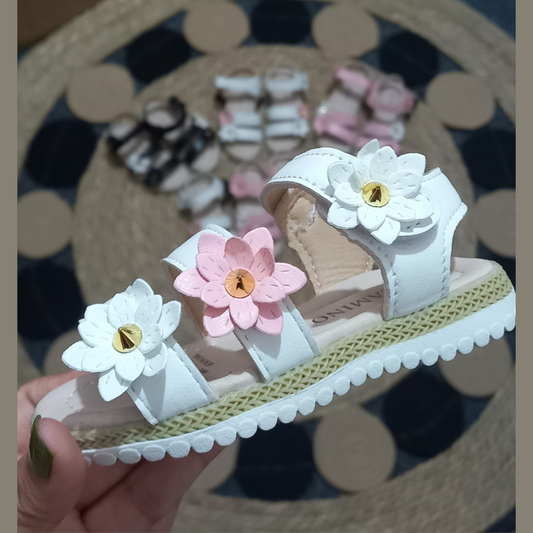 🌸 Chalitas de Niña con Flores