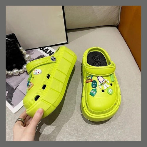 Estilo Crocs con Pin Toy Story
