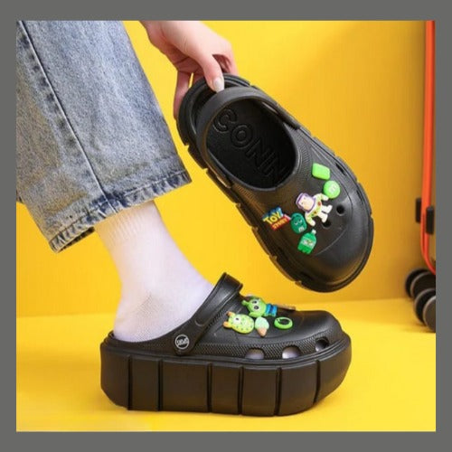 Estilo Crocs con Pin Toy Story